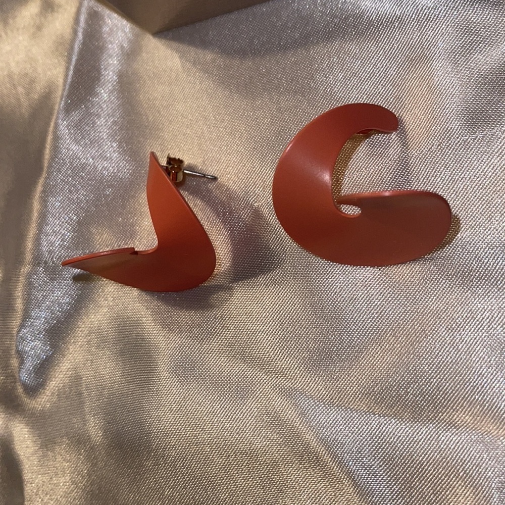 Avon (1989) Vintage Whirlwind Earrings - Peach